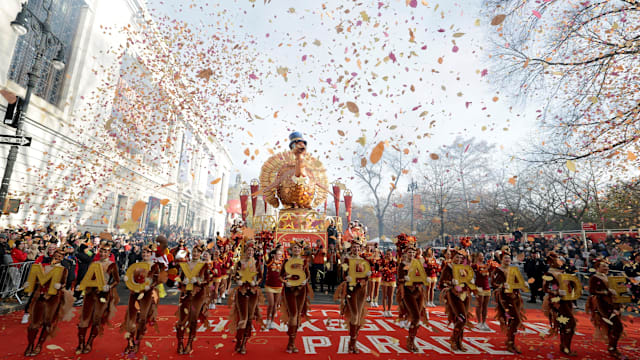 美国纽约梅西感恩节大游行登场 卡通影视人物巨型气球注入佳节气氛