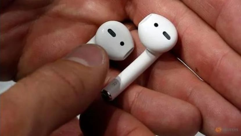 Pembeli diperdaya beli Apple AirPods palsu online; 2 lelaki diberkas