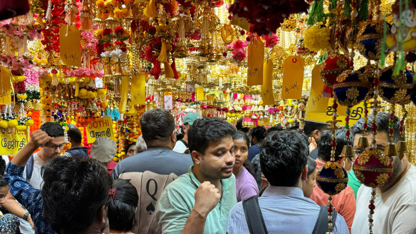 தீபாவளி கொண்டாட்டம்... லிட்டில் இந்தியாவில் அலைமோதும் மக்கள் கூட்டம்!