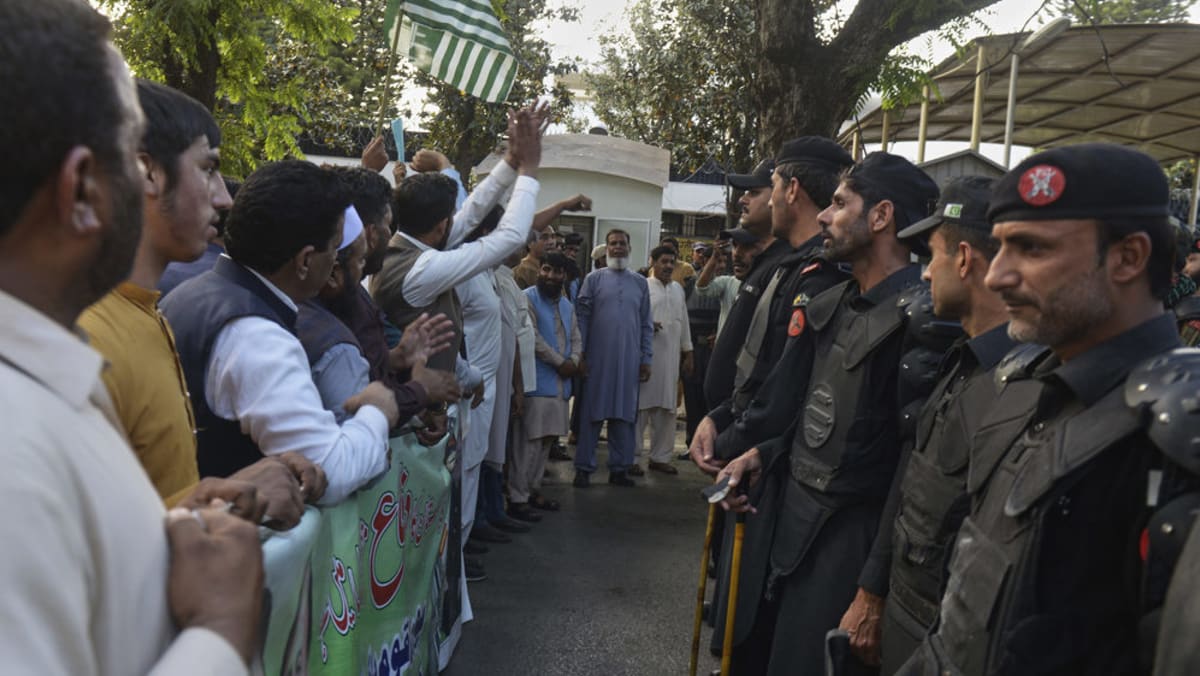 India and Pakistan urged to have 'maximum restraint' after Kashmir attack