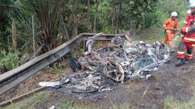 狮城法拉利马国失控撞车 全车烧成废铁车主幸逃命