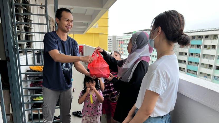 Para relawan berbilang kaum dan agama di Ang Mo Kio agih makanan kepada keluarga susah