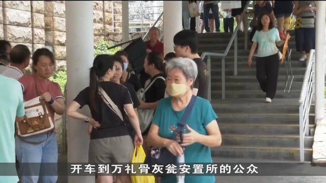 清明节恰逢工作日人潮不减 寺庙出现人潮和车龙