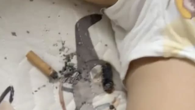 中国儿童熟睡中 床单突然被天降烟头烧焦