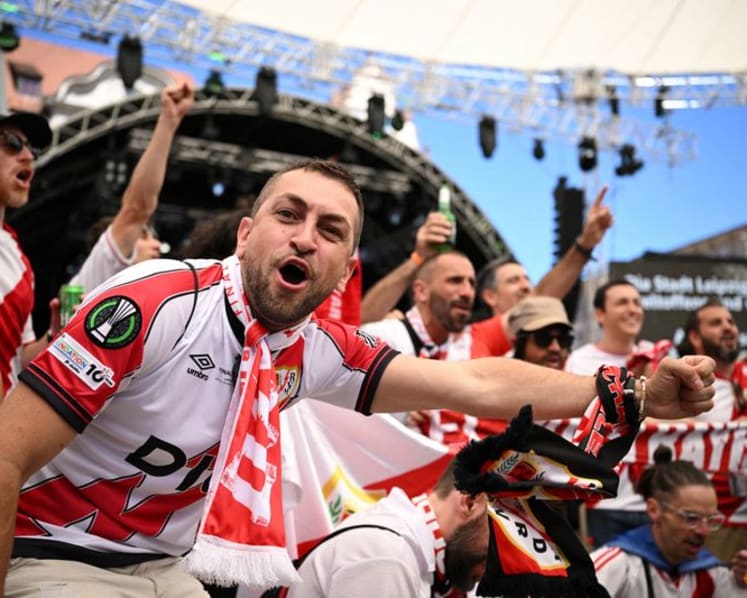 Rayo and Palace supporters soak up sun ahead of Conference League final
