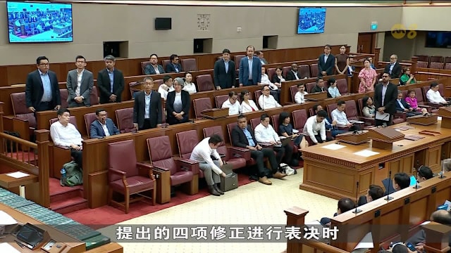 国会通过修正后的未来经济方向动议