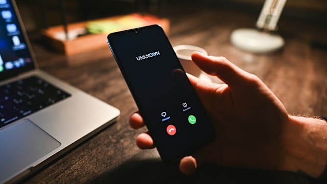 接获“洗黑钱”恐吓电话  马国男子惊慌转账被诈九万元