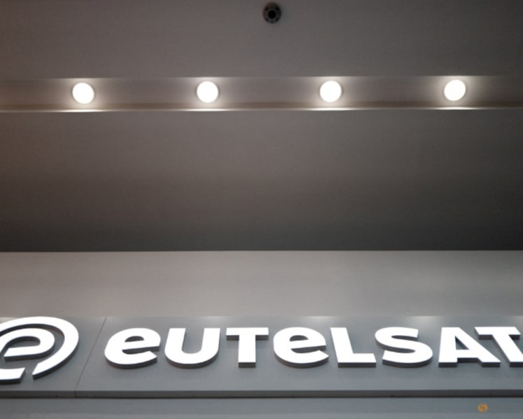 Starlink rival Eutelsat plans OneWeb expansion after €1 billion satellite order