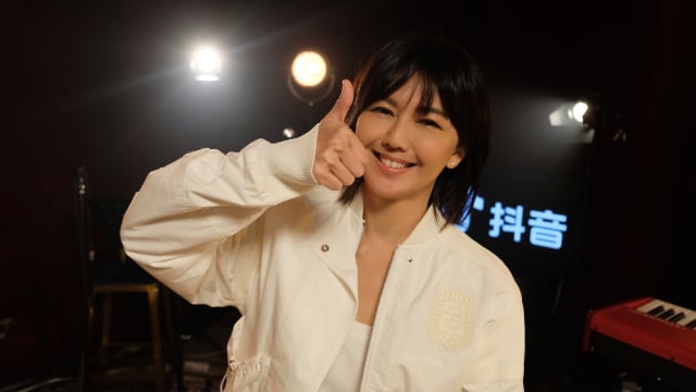 孙燕姿抖音线上唱聊会　吸引2.4亿人观看！