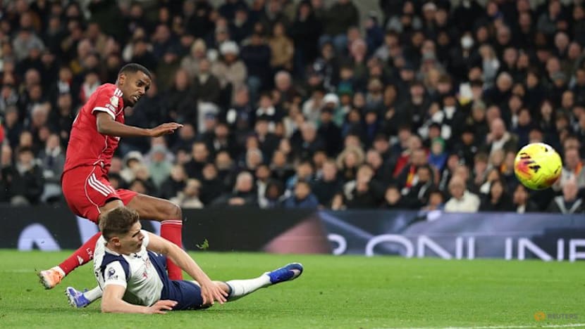 Frank defends Tottenham's Van de Ven over tackle on Isak