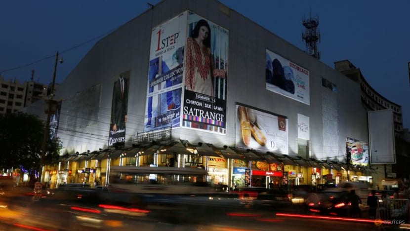 Pakistan orders malls to close early amid economic crisis Pakistan orders malls to close early amid economic crisis
