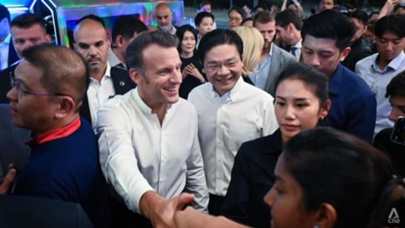 Setelah tur Indonesia, Macron di Singapura dengan kunjungan ke jalan sate terbuka