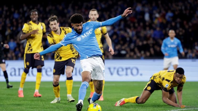 Napoli snatch late draw against Inter to keep title race bubbling