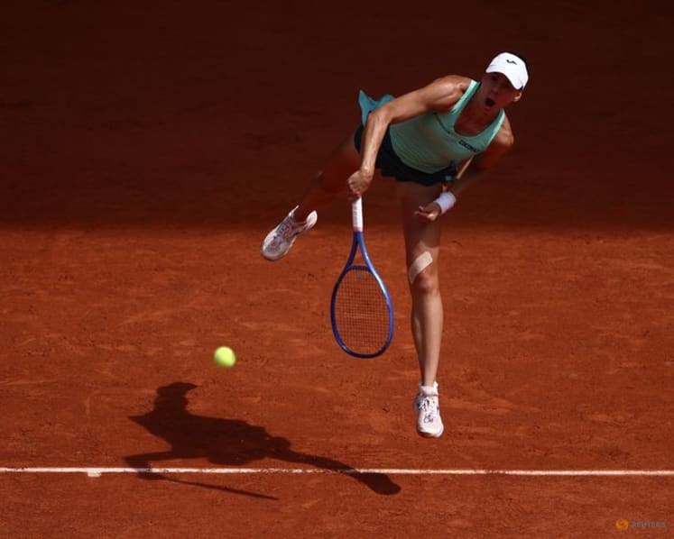 Four-times champion Swiatek cruises into French Open fourth round