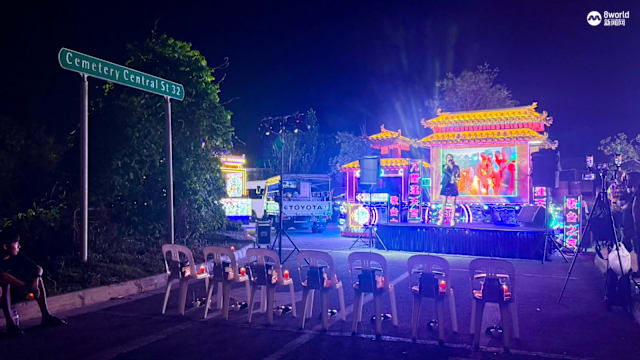 【图集】兀兰莲天宫举办坟场歌台 艺人登台献唱还举行“喊标”