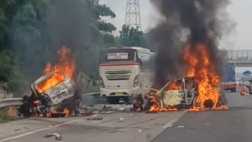 13 tewas, kronologi kecelakaan maut Gran Max Tol Jakarta-Cikampek KM 58 
