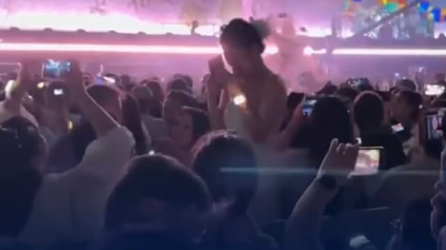 情侣演唱会求婚挡视线，观众怒喊“坐下”！