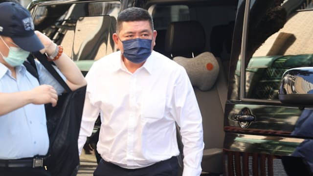 NONO性侵未遂案二审首度开庭　穿白衬衫现身高院全程沉默