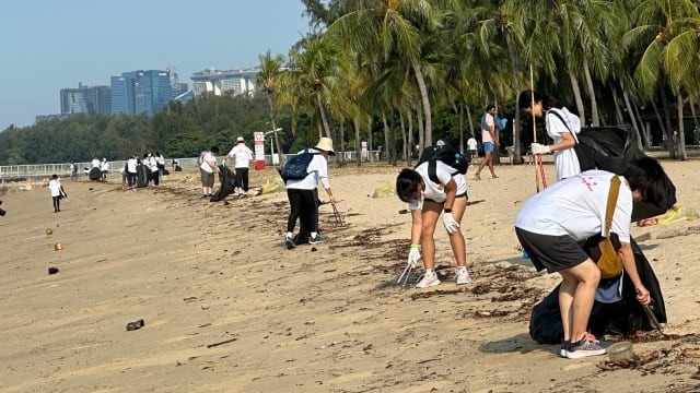 中华医院净化东海岸环保活动 约200人齐心协力清理垃圾 