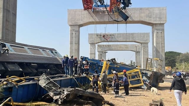 泰国起重机砸火车致30死 承包商发声明致哀并担责