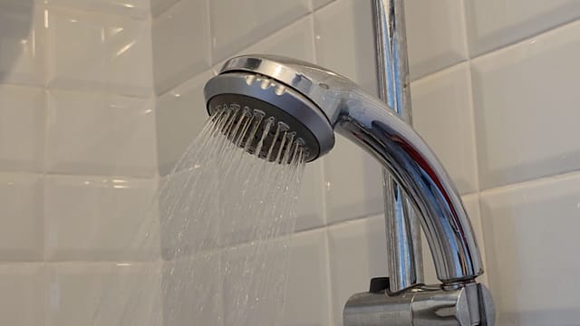 狮城有约 | 天气湿热皮肤为何还会干？冷气、热水都可能伤皮肤
