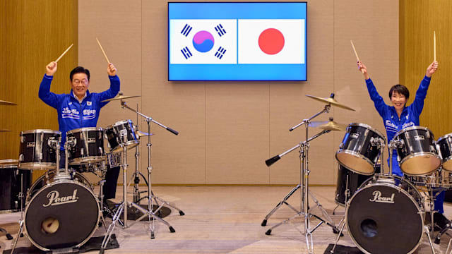 韩日领导人会谈后即兴打鼓互动 以音乐增进交流