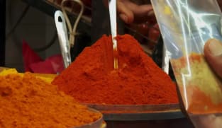 மசாலா தொழிலை ஆர்வத்தோடு செய்யும் இளையர்