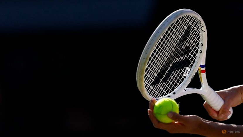 Line calling system glitch halts play at baking hot Wimbledon qualifying