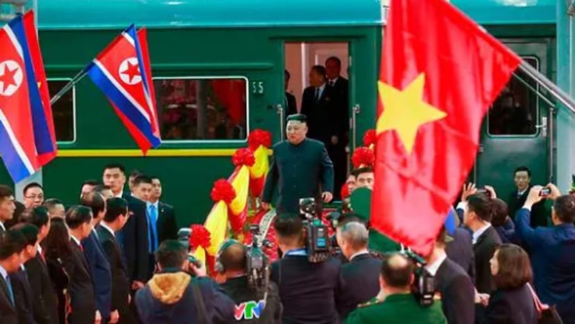Pegawai Korea Utara berhimpun di stesen kereta api Vietnam sambut ketibaan Kim Jong Un