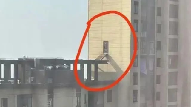 中国屋主砸穿28楼外墙 造门搭逃生梯接隔壁楼