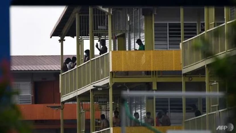S'pura catat rekod tertinggi 287 kes baru COVID-19, lebih separuh dikaitkan dengan kelompok asrama pekerja asing S'pura catat rekod tertinggi 287 kes baru COVID-19, lebih separuh dikaitkan dengan kelompok asrama pekerja asing