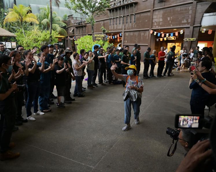 Rain fails to dampen spirits on Jurong Bird Park's last day of operations