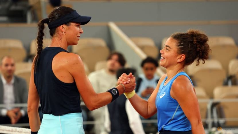 Nadal touch helps Paolini reach French Open third round