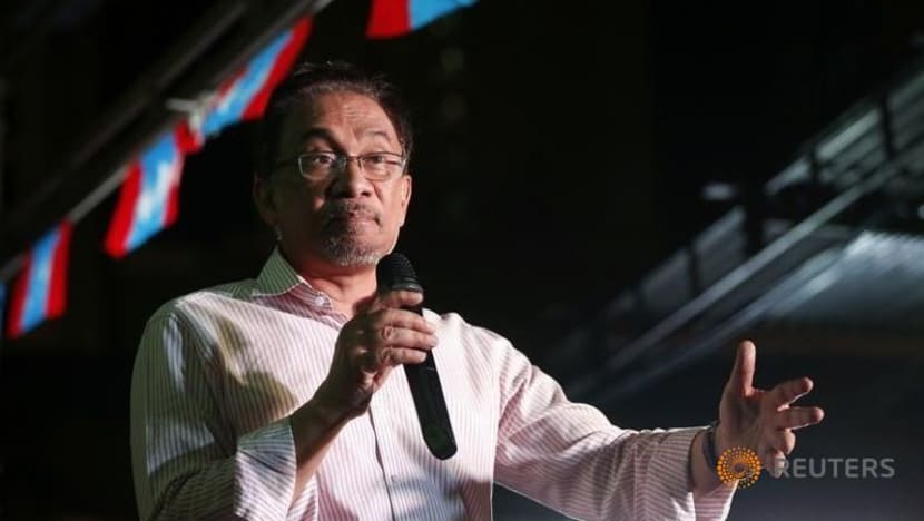 Anwar minta maaf janji dalam manifesto terpaksa ditangguh Anwar minta maaf janji dalam manifesto terpaksa ditangguh
