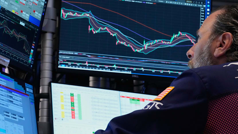 Nasdaq ends best quarter in 6 years as yen extends drop against dollar
