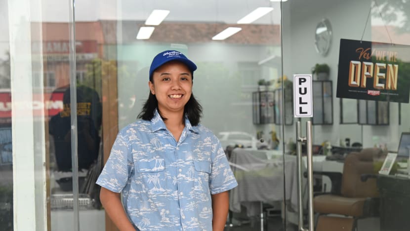 Pemilik Limpeh Barbershop ini cekal dalam industri didominasi kaum Adam, mahu bimbing generasi muda Pemilik Limpeh Barbershop ini cekal dalam industri didominasi kaum Adam, mahu bimbing generasi muda