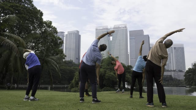 与2023年和十年前相比 国人预期寿命延长