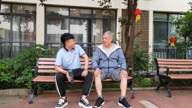 中国兴起新职业  年轻人回乡当“全职乖孙”