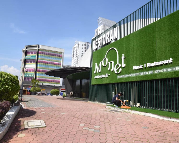 Malaysian police tracking down 4 suspects for armed robbery involving luxury watches in JB restaurant