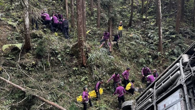 台湾南投游园接驳车失控翻覆 造成一死七伤