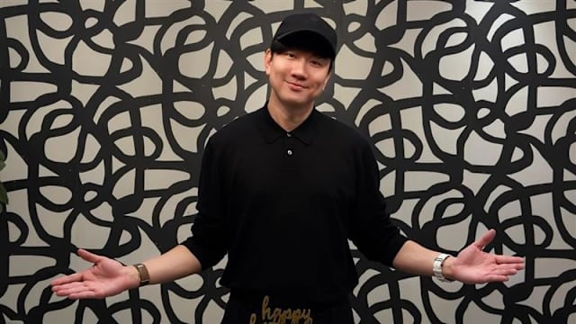 林俊杰生日分享庆生照，小21岁女友未入镜引热议