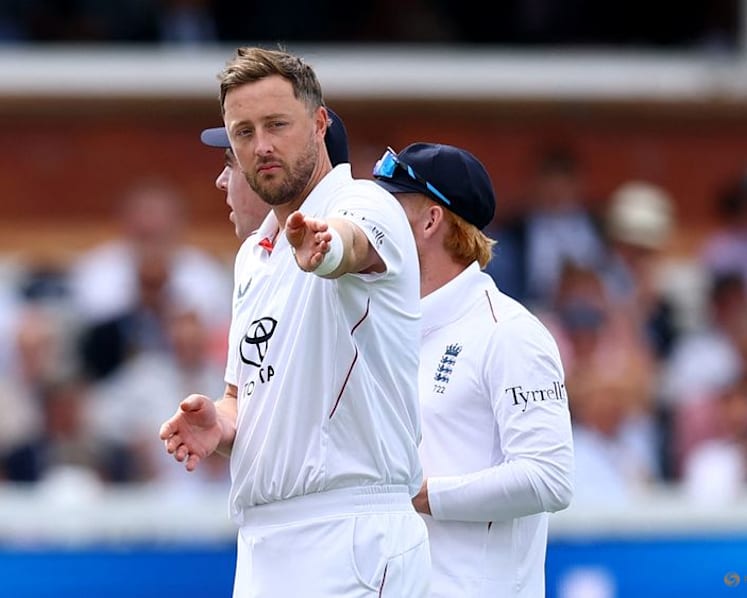 England in total control at Lord's after Pakistan crumble