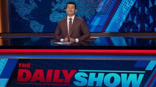 Ronny Chieng圆梦主持“The Daily Show” 　同乡Henry Golding直呼：Malaysia Boleh!