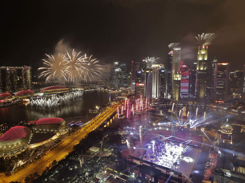 Fireworks light up the sky above the Marina Bay Area. Photo: Wee Teck Hian