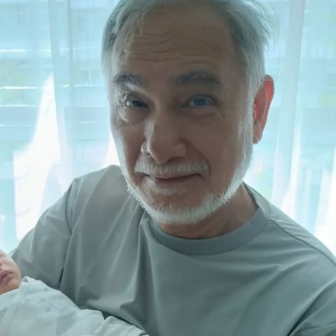 难得一见!朱厚任喜晒抱孙照,喜上眉梢升级啦!