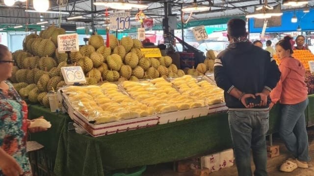 为应付价格上涨出奇招  泰榴梿摊贩按瓣出售榴梿