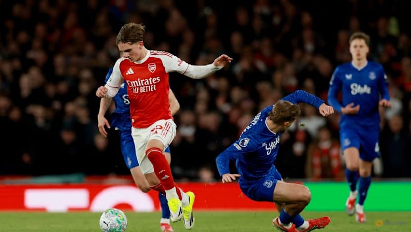 Arsenal stretch lead with win over Everton as City held by West Ham