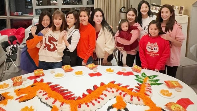 林湘萍自制“龙”鱼生，和贾静雯、方志友一起捞个好彩头！