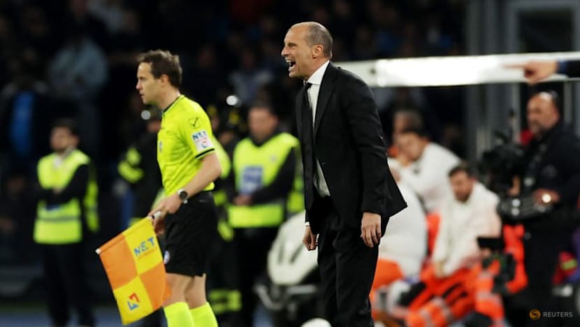 Napoli edge Milan to keep Serie A title hopes alive