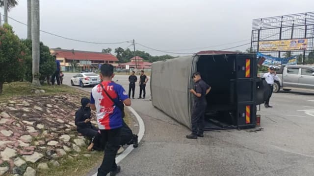 马国警方押送车翻覆 十名被告受伤送院